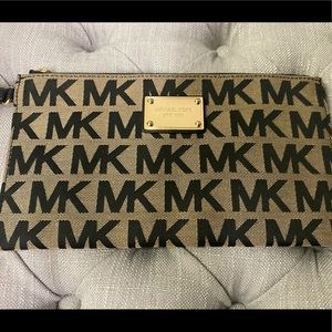 Micheal Kors Wristlet